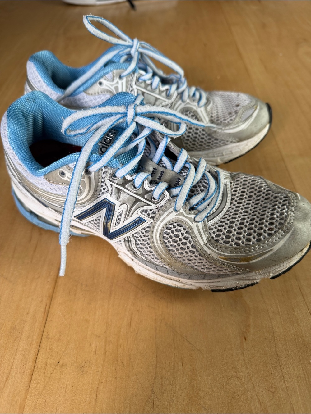 New Balance 860 Women’s Light Blue and Silver Mesh Running Sneakers